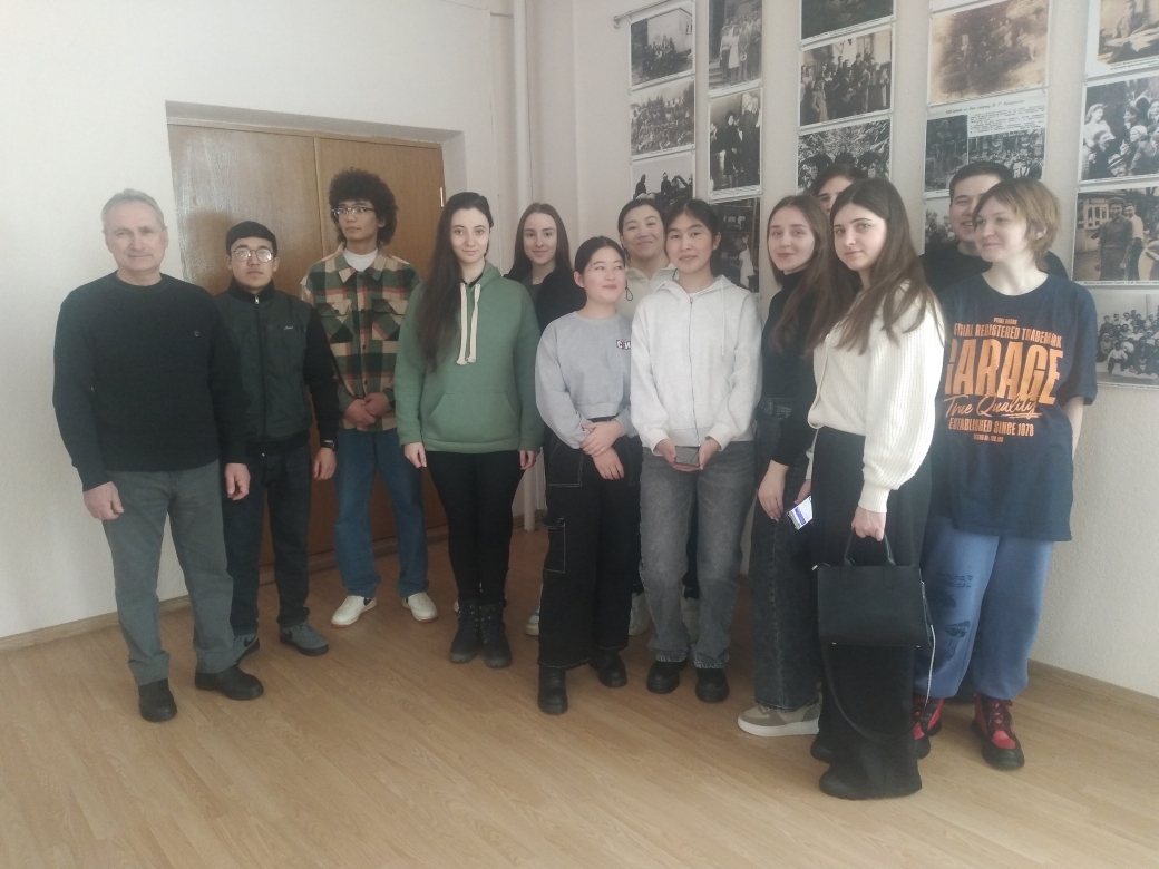 Студенты группы 23ФПИ1 посетили выставку «Защитники Отечества»